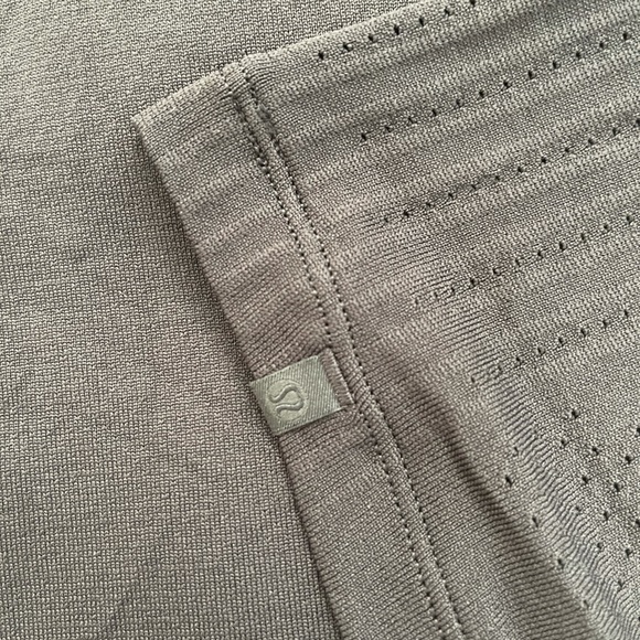 Lululemon train to be SS shirt euc can 4 black - Picture 5 of 7